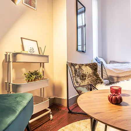 Lovely With View At Vibrant Ghent, Breezy Balcony דירה