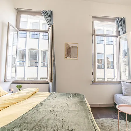 Lovely With View At Vibrant Ghent, Breezy Balcony דירה *