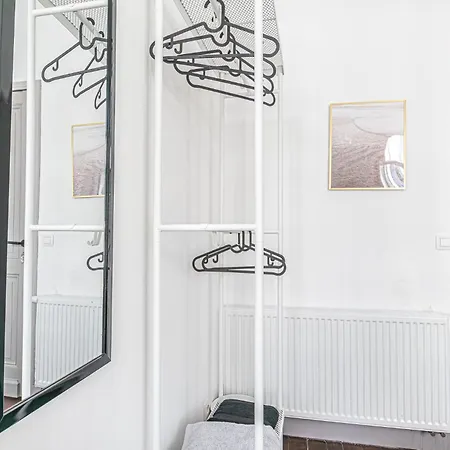 Lovely With View At Vibrant Ghent, Breezy Balcony גנט
