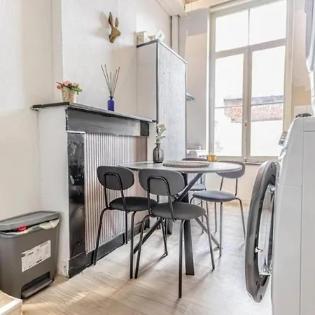 דירה Lovely With View At Vibrant Ghent, Breezy Balcony גנט