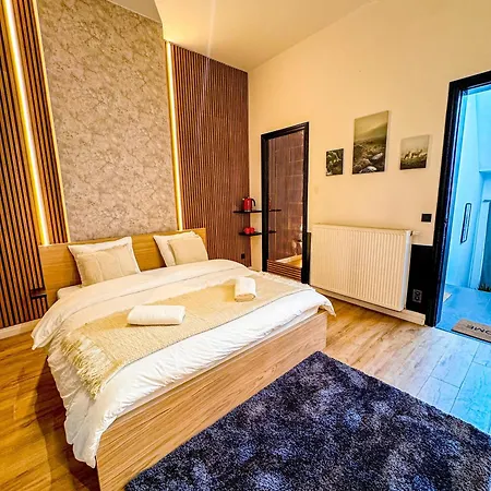 Lovely With View At Vibrant Ghent, Breezy Balcony דירה גנט